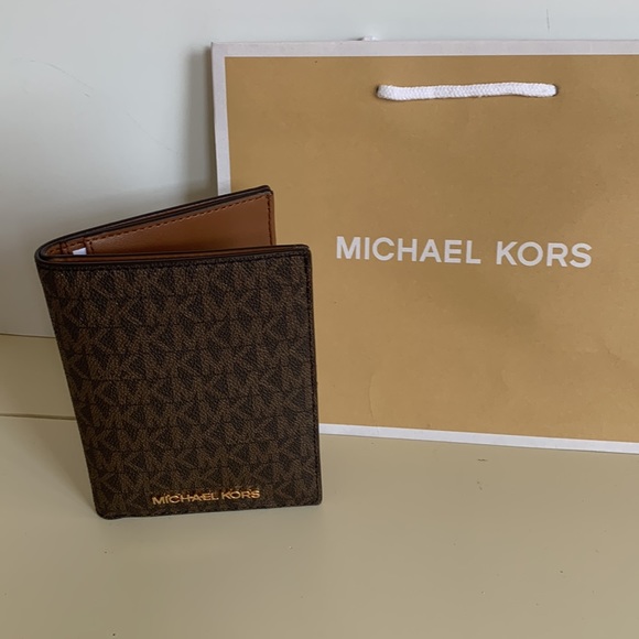 MICHAEL KORS PASSPORT HOLDER NWT - Picture 2 of 6